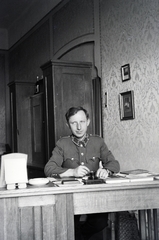 1942, Reményi József, Hungarian soldier, ashtray, desk, ink bottle, thermometer, Fortepan #258314