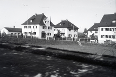 Germany, Schmettererstrasse, középen a 12. (Zinnwerkstätten Adolf Weiß) és 10. számú házak az Am Rossacker felől., 1945, Reményi József, house, building, Fortepan #258317