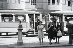 Hungary, Budapest II., Margit körút, villamosmegálló a Keleti Károly utcánál, a háttérben a Margit körút 50–52. számú ház., 1942, Reményi József, Best of, tram, Budapest, Fortepan #258320