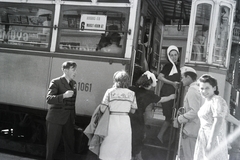 Hungary, Budapest II., Margit körút, villamosmegálló a Keleti Károly utcánál, a háttérben a Margit körút 47-49. számú ház (ekkor 49.) a Keleti Károly utca sarkán., 1942, Reményi József, Budapest, Fortepan #258321