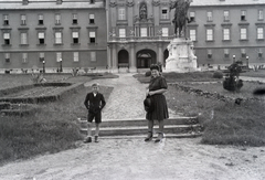 Hungary, Gödöllő, a Jászóvári Premontrei Kanonokrend Gödöllői Reálgimnáziuma (később Szent István Egyetem), előtte a parkban Kálmán herceg lovas szobra (Róna József, 1931.)., 1944, Reményi József, sculpture, high school, Fortepan #258339