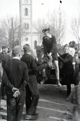 Hungary, Fő utca, a leventék mögött a Szent Kereszt-templom látható., 1943, Reményi József, Fortepan #258342