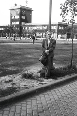 Magyarország, Budapest XIV., Cházár András utca, a Récsei autóbuszgarázs toronyépülete az üzemcsarnok oldalában., 1957, Reményi József, Budapest, köztéri óra, vörös csillag, férfi, keramit, egy lábon állni, Fortepan #258347