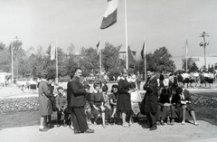 Magyarország, Budapest X., Albertirsai úti vásár területe, középen, a fáktól takarva, háttérben a Lóversenypálya tribünje., 1966, Reményi József, Budapest, Fortepan #258353