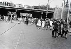 Magyarország, Budapest XIV.,Budapest XIII., Dózsa György út a Vágány utca felé nézve, május 1-i felvonulás résztvevő hazafelé tartanak., 1960, Reményi József, május 1, Budapest, sínpálya, Fortepan #258384