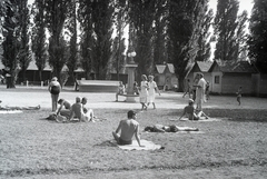 Magyarország, Budapest III., Római part, Kossuth Lajos üdülőpart 111., Tungsram üdülőtelep., 1957, Reményi József, Budapest, pihenés, pléd, fürdőruha, Fortepan #258392