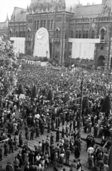 Magyarország, Budapest V., Kossuth Lajos tér, kilátás az Igazságügyi Palota (ekkor a Magyar és Nemzetközi Munkásmozgalom Történeti Múzeuma) épületének teraszáról a Parlament felé. Békenagygyűlés a Békevilágtanács Budapesten megrendezett ülésének alkalmából. A felvétel 1953. június 19. -én készült., 1954, Reményi József, békegalamb, tömeg, zászló, felülnézet, Budapest, Fortepan #258444