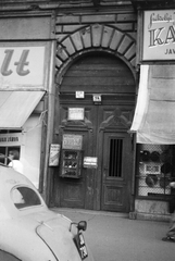 Magyarország, Budapest VII., Baross tér, a felvétel a 16-os számú ház kapujánál készült., 1954, Reményi József, kapu, cipész, fogorvos, Budapest, Fortepan #258446