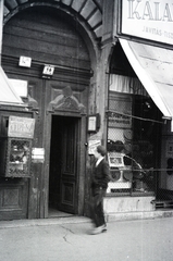 Magyarország, Budapest VII., Baross tér, a felvétel a 16-os számú ház kapujánál készült., 1954, Reményi József, kapu, cipész, fogorvos, Budapest, Fortepan #258447