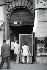 Magyarország, Budapest VII., Baross tér, a felvétel a 16-os számú ház kapujánál készült., 1954, Reményi József, Best of, kalapos, kapu, vitrin, Budapest, Fortepan #258448