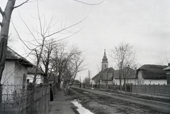 Magyarország, Ramocsaháza, Kossuth Lajos utca a Fő tér felé, jobbra a Magyarok Nagyasszonya-templom., 1953, Reményi József, utcakép, parasztház, templom, katolikus, vizesárok, falu, Fortepan #258458