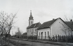 Magyarország, Ramocsaháza, Kossuth Lajos utca a Fő tér felé, jobbra a Magyarok Nagyasszonya-templom., 1953, Reményi József, utcakép, templom, katolikus, falu, Fortepan #258459