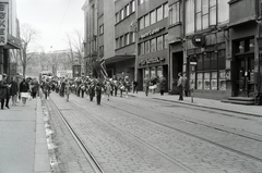 Norvégia, Oslo, Akersgata, felvonulók az Apotekergata - Grensen közötti szakaszon. Jobbra középen, az előtetős épület, a Centralteatret. Távolban a Det gamle biblioteket (A régi könyvtár) épületét lehet látni., 1965, Reményi József, színház, fúvószenekar, felvonulás, mazsorett, villamos, tamburmajor, Fortepan #258466