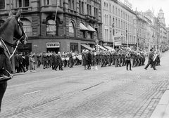 Norvégia, Oslo, a Karl Johans gate az Universitetsgata torkolatánál., 1965, Reményi József, fúvószenekar, felvonulás, mazsorett, zsebredugott kéz, katonazenekar, lovasrendőr, Fortepan #258474