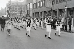 Norvégia, Oslo, Torggata, a felvonulók mögött, a Youngstorget-en, a Munkásmozgalom úttörőinek állított szobor látható., 1965, Reményi József, zászló, fúvószenekar, felvonulás, Fortepan #258475