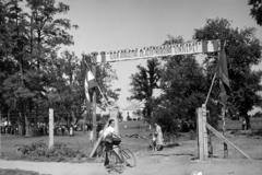 Magyarország, Demecser, az Elek-kúria bejárata a Szabolcs vezér utca felől., 1958, Reményi József, augusztus 20, zászló, jelmondat, Fortepan #258481