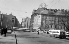 Lettország, Riga, Brīvības tér (Brīvības laukums), keresztbe a Kaļķu utca (Kaļķu ielu)., 1965, Reményi József, neonreklám, utcakép, autóbusz, óra, hirdetőoszlop, Fortepan #258487