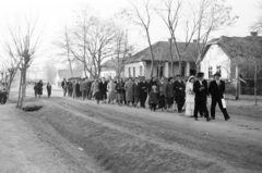 Magyarország, Ramocsaháza, Kossuth Lajos utca, esküvői menet a Magyarok Nagyasszonya-templom közelében., 1960, Reményi József, esküvő, Fortepan #258494