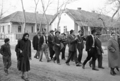 Magyarország, Ramocsaháza, Kossuth Lajos utca, esküvői menet a Magyarok Nagyasszonya-templom közelében., 1960, Reményi József, Best of, cigányzenész, Fortepan #258499