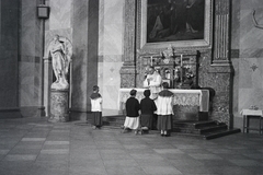 Magyarország, Eger, Főszékesegyház, a felvétel a Szent Kereszt oltár előtt készült., 1960, Reményi József, térdepel, pap, ministráns, oltár, Fortepan #258509