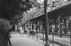 Magyarország, Városliget, Budapest XIV., a Millenniumi Földalatti Vasút végállomása a Széchenyi fürdőnél., 1960, Reményi József, fotózás, háttal, lámpaoszlop, földalatti, Budapest, Fortepan #258517