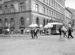 Magyarország, Budapest VII., Nefelejcs utca 17. számú ház a Péterfy Sándor utca sarkán. Május 1-i felvonulás résztvevői., 1969, Reményi József, május 1, Budapest, Fortepan #258525