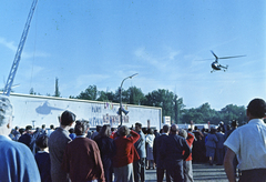 Magyarország, Városliget,Budapesti Ipari Vásár, Budapest XIV., 1959, Reményi József, helikopter, Mil-márka, színes, Mil Mi-1, könnyűipar, daru, árnyék, hangszóró, Budapest, Fortepan #258540