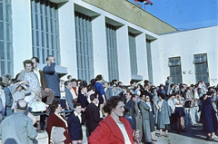 Magyarország, Városliget,Budapesti Ipari Vásár, Budapest XIV., a felvétel az egykori Iparcsarnok helyén kialakított pavilon előtt készült (később Petőfi Csarnok)., 1959, Reményi József, WC, színes, bámészkodás, Budapest, Fortepan #258541