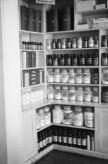 1961, Reményi József, interior of a pharmacy, medicine cabinet, shop interior, Fortepan #258554