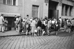 Hungary, Budapest VIII., a felvétel a Magdolna (Koltói Anna) utca 5-7., a Vasas Szakszervezet Székháza előtt készült., 1961, Reményi József, Budapest, Fortepan #258555