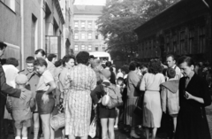 Hungary, Budapest VIII., a felvétel a Magdolna (Koltói Anna) utca 5-7., a Vasas Szakszervezet Székháza előtt készült., 1961, Reményi József, Budapest, Fortepan #258557