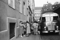 Hungary, Budapest VIII., a felvétel a Magdolna (Koltói Anna) utca 5-7., a Vasas Szakszervezet Székháza előtt készült., 1961, Reményi József, Budapest, bus, Ikarus-brand, number plate, Fortepan #258558