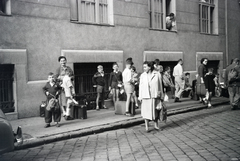 Hungary, Budapest VIII., a felvétel a Magdolna (Koltói Anna) utca 5-7., a Vasas Szakszervezet Székháza előtt készült., 1961, Reményi József, Budapest, Fortepan #258561