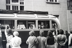 Hungary, Budapest VIII., a felvétel a Magdolna (Koltói Anna) utca 5-7., a Vasas Szakszervezet Székháza előtt készült., 1961, Reményi József, Budapest, bus, Ikarus-brand, Fortepan #258563