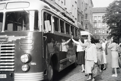 Hungary, Budapest VIII., a felvétel a Magdolna (Koltói Anna) utca 5-7., a Vasas Szakszervezet Székháza előtt készült., 1961, Reményi József, Budapest, bus, Ikarus-brand, Fortepan #258564