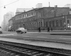 Magyarország, Budapest IX., Soroksári út, szemben a 26. sz épület a Dandár utca sarkán áll., 1973, Ferencvárosi Helytörténeti Gyűjtemény, szovjet gyártmány, GAZ-márka, automobil, GAZ M21 Volga, Skoda 706 ROK, kukásautó, Budapest, Fortepan #25857