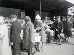 Magyarország, Óbuda, Budapest III., Óbudai piac a Kórház utca - Szél utca - Verőfény utca - Vihar utca által határolt területen., 1969, Reményi József, piac, sorbanállás, Budapest, Fortepan #258580