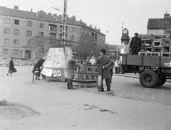 Magyarország, Óbuda, Budapest III., Óbudai piac a Kórház utca - Szél utca - Verőfény utca - Vihar utca által határolt területen., 1969, Reményi József, teherautó, láda, piac, újságárus, óra, Budapest, Fortepan #258582