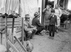 Magyarország, Óbuda, Budapest III., Óbudai piac a Kórház utca - Szél utca - Verőfény utca - Vihar utca által határolt területen., 1969, Reményi József, piac, cigányság, Budapest, Fortepan #258583