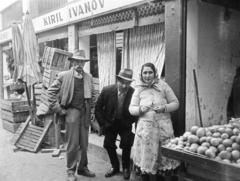 Magyarország, Óbuda, Budapest III., Óbudai piac a Kórház utca - Szél utca - Verőfény utca - Vihar utca által határolt területen., 1969, Reményi József, piac, cigányság, Budapest, Fortepan #258585