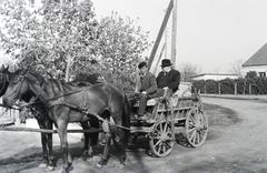 Magyarország, Ramocsaháza, Kossuth Lajos utca - Fő tér sarok, jobbra a háttérben a Község Tanács (később Községháza)., 1965, Reményi József, szekér, fogat, kalap, ló, Fortepan #258607