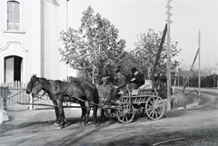 Magyarország, Ramocsaháza, Kossuth Lajos utca - Fő tér sarok, balra a Magyarok Nagyasszonya-templom., 1965, Reményi József, szekér, fogat, kalap, ló, Fortepan #258608