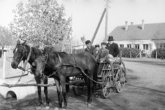 Magyarország, Ramocsaháza, Kossuth Lajos utca - Fő tér sarok, jobbra a háttérben a Község Tanács (később Községháza)., 1965, Reményi József, szekér, fogat, kalap, ló, Fortepan #258609