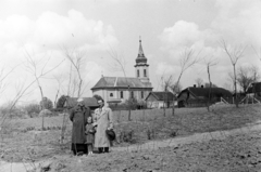 Magyarország, Ramocsaháza, Kossuth Lajos utca, a felvétel a 107. (ekkor 57.) szám alatti postahivatal kertjében készült. Háttérben a Magyarok Nagyasszonya-templom., 1962, Reményi József, Fortepan #258620