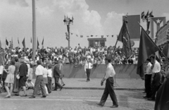 Magyarország, Budapest XIV., Ötvenhatosok tere (Felvonulási tér), május 1-i felvonulás résztvevői a meghívott vendégek tribünje előtt., 1969, Reményi József, Budapest, Fortepan #258623