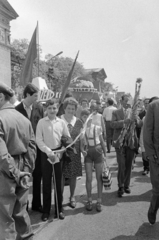 Magyarország, Budapest XIV., Dózsa György út, balra a háttérben a Műcsarnok, május 1-i felvonulás résztvevői., 1969, Reményi József, Budapest, Fortepan #258626