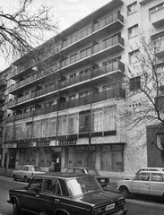 Magyarország, Budapest IX., Tinódi utca 9-11., 1982, Ferencvárosi Helytörténeti Gyűjtemény, német gyártmány, Trabant-márka, szovjet gyártmány, Lada-márka, automobil, bank, Budapest, Fortepan #25864