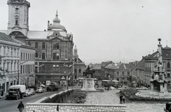 Magyarország, Pécs, Széchenyi tér, kilátás a Dzsámi felől. Balra a Városháza tornyos épülete, középen Hunyadi János szobra, jobbra a Szentháromság-szobor., 1960, Reményi József, látkép, Fortepan #258665