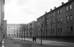 Magyarország, Budapest XIII., jobbra a Gyermek tér 5/a-5/e, és háttérben az Övezet utca 4-es számú ház., 1955, Reményi József, Budapest, lakótelep, Fortepan #258670