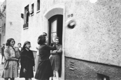 Magyarország, Budapest XIII., háztömb a Gyermek tér - Kedves utca - Gyöngyösi utca - Béke utca által határolt területen., 1955, Reményi József, Budapest, rontott fotó, lányok, labda, bemozdulás, Fortepan #258696